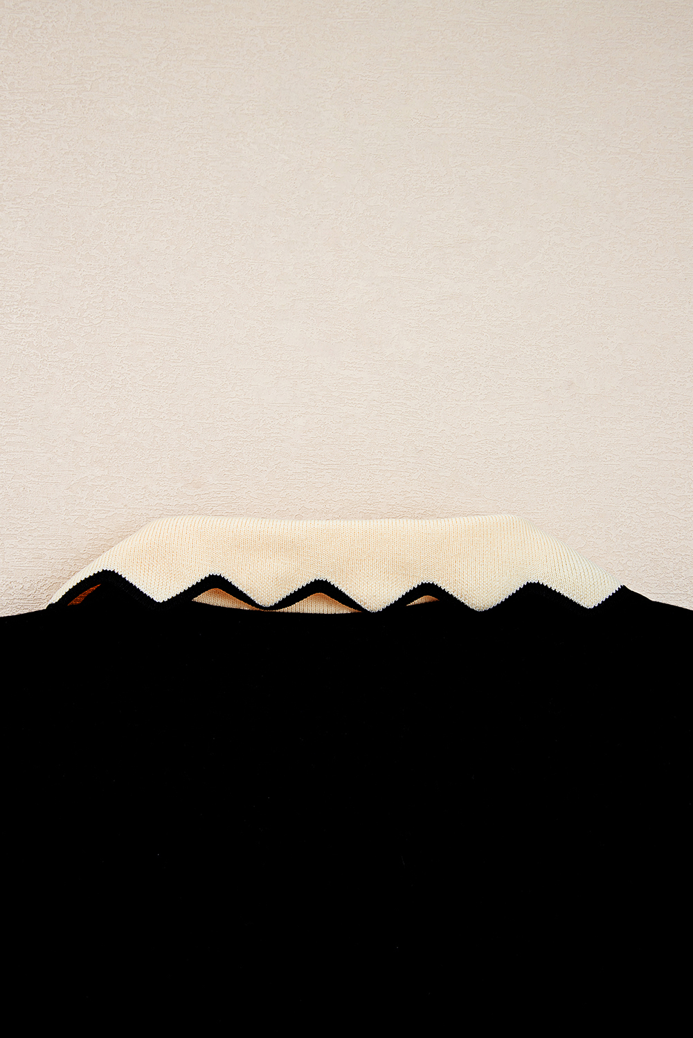 Black Scallop Trim Color Block Long Sleeve Collared Top - Image 5