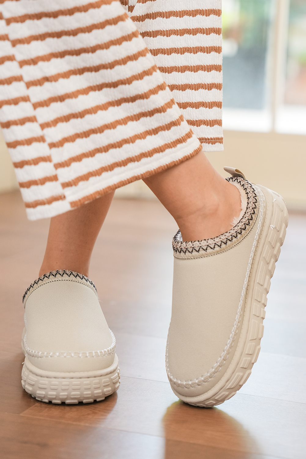 White Contrast Stitch Detail Faux Suede PU Patchwork Plush Winter Clog Slippers - Image 8