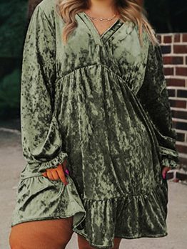 Jungle Green Plus Size Velvet Babydoll Mini Dress with Puff Sleeve